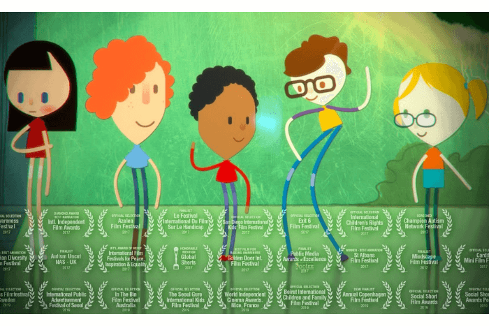 Στιγμιότυπο από το Animation με πέντε παιδιά με διαφορετικά χαρακτηριστικά σε πράσινο φόντο.